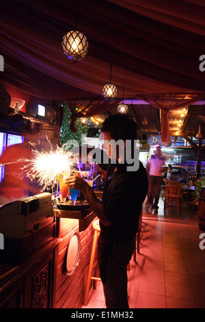 Barman à travailler dans un bar chic, l'île de Rhodes, Faliraki, Grèce Banque D'Images