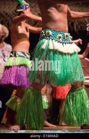 L'île de Rarotonga. L'île de Cook. Polynésie française. Océan Pacifique Sud. Un homme danse déménagement ses hanches dans l'une des danses traditionnelles Banque D'Images