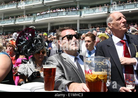 Epsom Downs, Surrey, UK. 06 Juin, 2014. Les garçons Pimms (parieurs) dans les stands à l'Oaks, Epsom Downs Crédit : Motofoto/Alamy Live News Banque D'Images