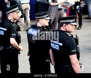 Epsom Downs, Surrey, UK. 06 Juin, 2014. Une grande présence de la police dans les chênes, Epsom Downs Crédit : Motofoto/Alamy Live News Banque D'Images