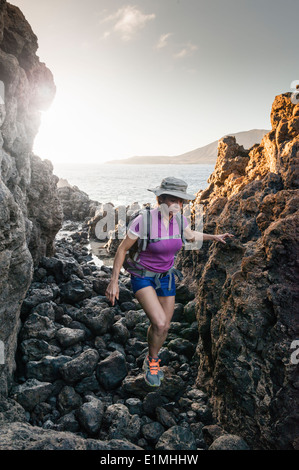 Bien que la randonnée femme roches volcaniques. L'île de La Graciosa, Lanzarote, îles Canaries, Espagne, Europe. Banque D'Images