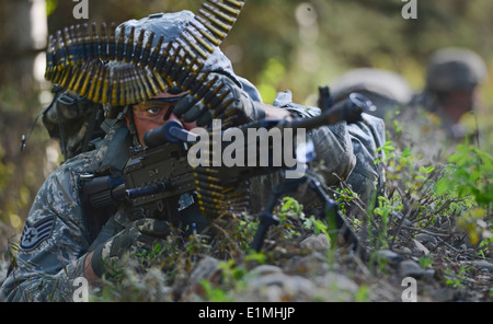 Le sergent de l'US Air Force. Lucas Wacker fournit la sécurité d'un M240B machine gun pendant un événement de formation pour l'armée américaine Al Banque D'Images