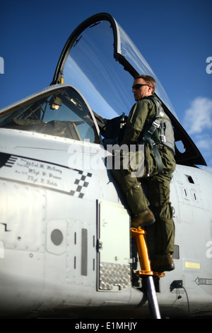 Le capitaine de l'US Air Force Tom Silkowski, un projet pilote avec le 190e Escadron de chasse, New York Air National Guard, sort une armée de l'Air A-10 Banque D'Images