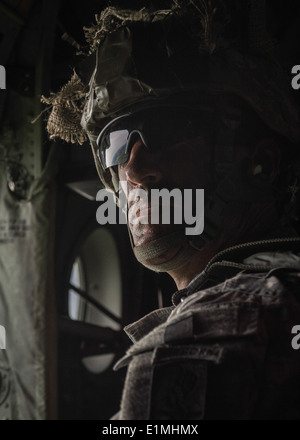 Un parachutiste de l'armée américaine attend l'intérieur d'un Air Force C-130J Super Hercules affecté à la 37e Escadron de transport aérien alongsid Banque D'Images