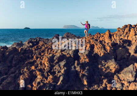 Femme randonnent à La île de Graciosa, Lanzarote, îles Canaries, Lanzarote, Espagne, Europe. Banque D'Images