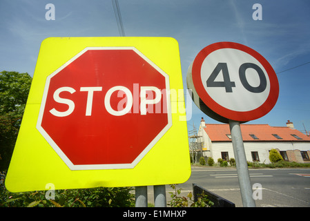 Panneau d'arrêt de la route et de 40 mi/h panneau d'avertissement à la jonction de route Yorkshire UK Banque D'Images