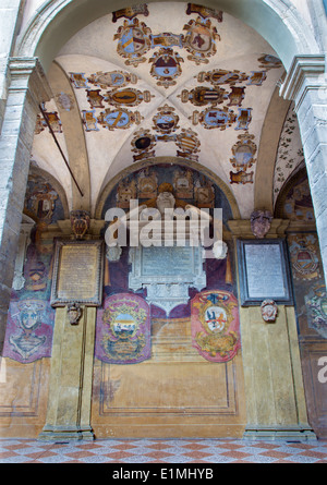 Bologne, Italie - 15 mars 2014 : Porcicos et l'atrium de l'entrée de l'atrium de l'extérieur de l'Archiginnasio. Banque D'Images