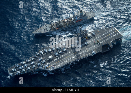 Le porte-avions USS Carl Vinson (CVN 70) et la reconstitution de la flotte oiler USNS Yukon (T-AO 202) procéder à une reconstitution d'un Banque D'Images