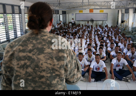 Le Major de l'armée américaine Kate Flocke, gauche, l'opération militaire conjointe civile Groupe de travail avec le chirurgien du bataillon 97e des affaires civiles Banque D'Images