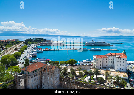 Voir au sud de split montre des autorités portuaires et du terminal de ferries. À gauche est la gare et gare routière Banque D'Images