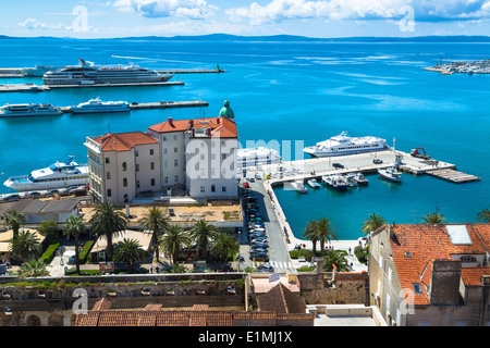 Vue de la Riva et les autorités portuaires le long avec des bateaux amarrés dans le port vu de la cathédrale de saint Domnius Banque D'Images