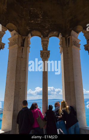 5 jeunes donnent sur Riva et l''île de Brac à la vue depuis le clocher de la cathédrale de saint Domnius à Split Croatie Banque D'Images