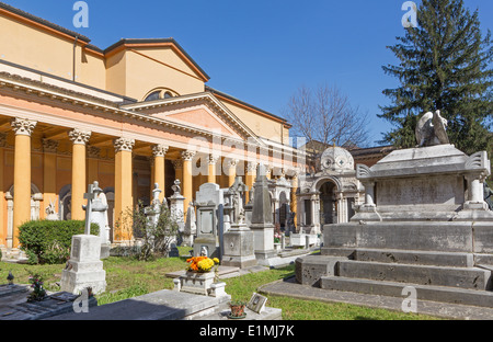 Bologne, Italie - 17 mars 2014 : Vieux cimetière (certosa) par Saint Girolamo église. Banque D'Images