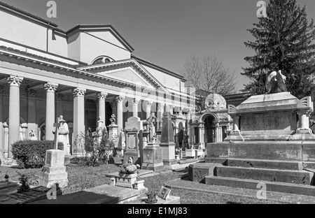 Bologne, Italie - 17 mars 2014 : Vieux cimetière (certosa) par Saint Girolamo église. Banque D'Images