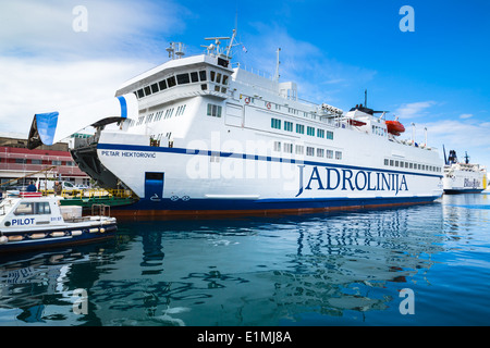 Un traversier est considéré d'être chargés à la main terminal portuaire à split croatie Banque D'Images