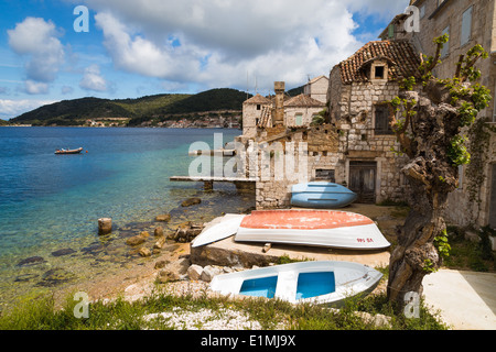 De petits bateaux peuvent être vus en cale sèche sur l'île de vis en Croatie Dalmatie Banque D'Images