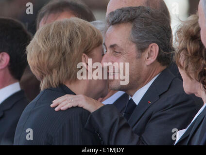 Ouistreham, France. 06 Juin, 2014. L'ancien président français Nicolas Sarkozy accueille la chancelière allemande Angela Merkel (CDU) à l'occasion du 70e anniversaire du débarquement des troupes des Alliés en Normandie en face du château de Bénouville à Ouistreham, France, 06 juin 2014. Photo : Michael Kappeler/dpa/Alamy Live News Banque D'Images