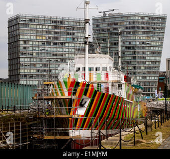 Liverpool pilote Cutter numéro 2, 1953 le Edmund Gardner est transformé par des bandes de couleur rouge, noire, orange et verte, peintes « razzle éblouit ».Le célèbre artiste bisannuel Carlos Cruz-Diez a été chargé de travailler avec le camouflage « éblouissant » à l'aide d'un navire pilote historique détenu et conservé par le Musée maritime de Merseyside.Le navire, qui est situé dans un quai sec adjacent à l’Albert Dock de Liverpool, est peint par l’équipe de Cammell Laird pour réaliser le projet de guerre. Banque D'Images