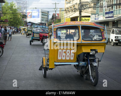 Negros Oriental, DUMAGUETE, PHILIPINS. 27 mai, 2014. Un pedicab durs sur les rues de Dumaguete le 27 mai 2014. Le terme ''pedicab'' qui les sections locales à Dumaguete appellent souvent le principal moyen de transport, est en fait une fausse appellation. Pedicab doit effectivement être pedal-powered. Dumaguete est une ville dynamique située à environ 650 kms. au sud de Manille, la capitale des Philippines.Arorizo ARORIZO © Armando ARMANDO/Prensa Internacional/ZUMAPRESS.com/Alamy Live News Banque D'Images