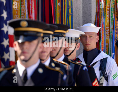 Washington, DC, USA. 6 juin, 2014. Les membres de la garde d'honneur sont observés au cours d'une cérémonie marquant le 70e anniversaire du débarquement en Normandie lors de la Seconde Guerre mondiale, à Washington, DC, États-Unis, le 6 juin 2014. Credit : Yin Bogu/Xinhua/Alamy Live News Banque D'Images