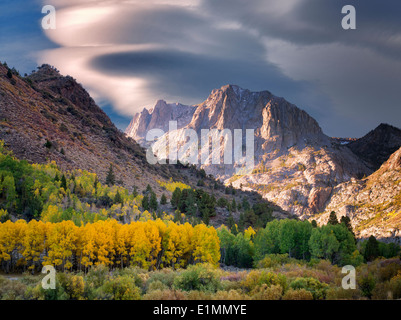 In la couleur de l'automne et les montagnes autour de lacs Juin Boucle.l'Est de la Sierra Nevada, en Californie