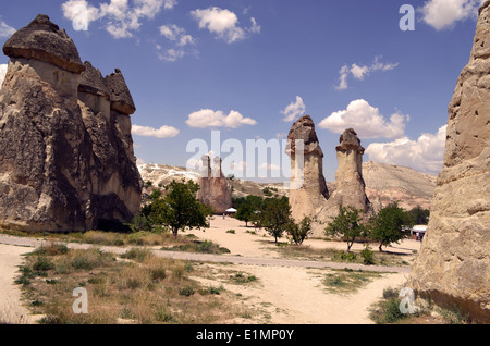 La Cappadoce, en Turquie. Landsof contes étranges avec un chapeau de basalte qui renouvelle lui-même, provoqué par deux volcans,l'Erciyes et Hasan Banque D'Images