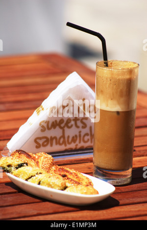 Frappe et sandwich pour le déjeuner sur l'île de Rhodes, Pefki, Lardos Bay, Grèce Banque D'Images