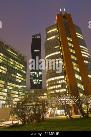 Vienne, Autriche - 17 février 2014 : les bâtiments élevés à côté de Unocity au crépuscule Banque D'Images