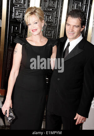 6 juin 2014 - Actrice MELANIE GRIFFITH, a déposé une demande de divorce d'Antonio Banderas. Documents juridiques citer des différences irréconciliables comme étant la raison pour le groupe après 18 ans de mariage. Griffith veut que les pensions alimentaires pour enfants et seule la garde légale conjointe et physique de sa fille Stella, qui aura 18 ans en septembre. Elle est aussi pour demander une pension alimentaire. Le groupe est apparemment amicales. Photo - 13 juin 2010 - New York, New York, États-Unis - Actrice Melanie Griffith et Antonio Banderas assister à la 64e conférence annuelle tenue Tony Awards au Radio City Music Hall. (Crédit Image : © Kaszerman Nancy/ZUMA/ZUMApress fil. Banque D'Images