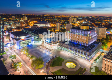 Une vue de la nuit de Birmingham city centre la nuit, montrant Centenary Square et la nouvelle bibliothèque de Birmingham. Banque D'Images