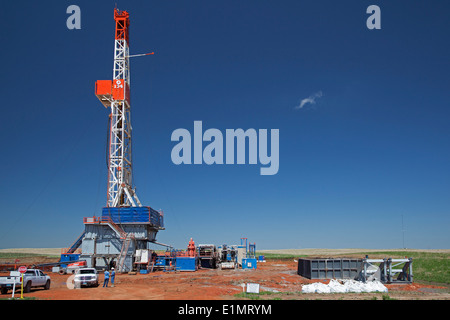 Watford City, Dakota du Nord - la production de pétrole dans la formation de schiste de Bakken. Banque D'Images