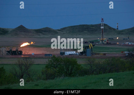 Watford City, Dakota du Nord - la production de pétrole dans la formation de schiste de Bakken. Banque D'Images