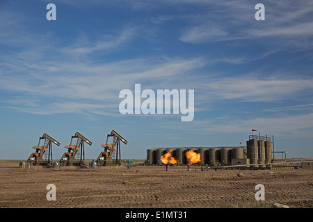 Watford City, Dakota du Nord - le gaz naturel est brûlé comme l'huile est pompée dans la formation de schiste de Bakken. Banque D'Images