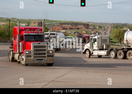 Watford City, Dakota du Nord - l'huile des camions de service de boucher les rues de l'ouest du Dakota du villages. Banque D'Images