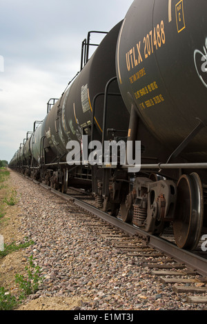 Williston, North Dakota - Wagons-citernes ferroviaires le transport du pétrole produit dans la zone de schiste de Bakken. Banque D'Images