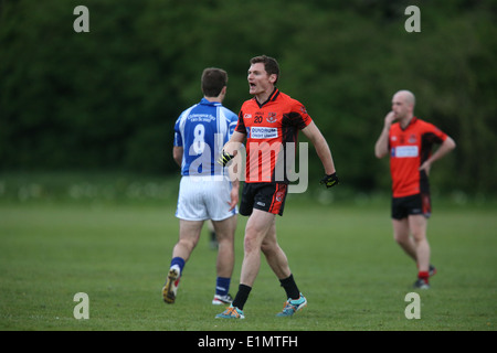 Athlétisme David Gillick en action dans un match de la Ligue de football de Dublin GAA pour Ballinteer Saint Johns à les endroits records à Saint-imier Banque D'Images