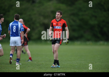 Athlétisme David Gillick en action dans un match de la Ligue de football de Dublin GAA pour Ballinteer Saint Johns à les endroits records à Saint-imier Banque D'Images