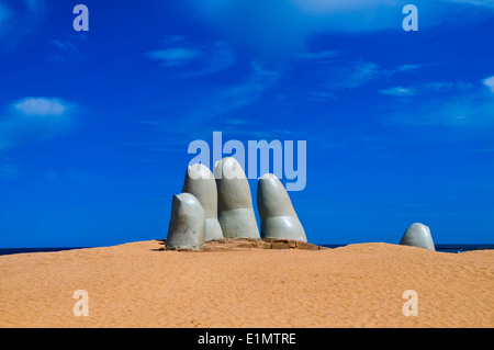 'La main' d'une célèbre sculpture 'Punta del Este en Uruguay. Banque D'Images