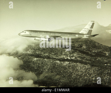 Le Convair 990 Coronado était un avion de ligne à quatre moteurs introduit par Convair dans les années 1960 Connu pour ses capacités à grande vitesse et son design élégant, il a été utilisé par American Airlines et d'autres transporteurs pour le service commercial de passagers. L'avion fut l'un des derniers avions de ligne à succès produits par Convair. Banque D'Images