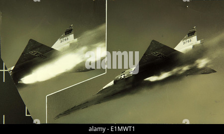 Cette image montre un Convair F-102 Delta Dagger (numéro de série 53-1793), un avion d'interception supersonique utilisé par l'US Air Force pendant la guerre froide. Le F-102 a été conçu pour contrer les bombardiers soviétiques avec ses radars et ses systèmes d'armes avancés. Banque D'Images