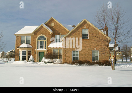 14 Maison d'hiver. Maison de banlieue. Vendu comme image avant avril 2014. Banque D'Images