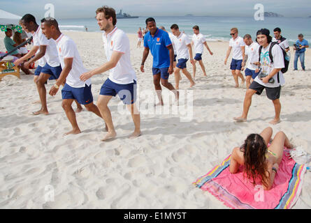 Rio de Janeiro, Brésil. 6 juin, 2014. Les joueurs de l'équipe nationale de football des Pays-Bas à pied sur la plage d'Ipanema à Rio de Janeiro, Brésil, le 6 juin 2014. L'équipe des Pays-Bas a volé en autour de 5:30 à l'aéroport international Tom Jobim, et par la suite a pris une courte promenade. Leurs débuts dans la coupe du monde sera le 13 juin contre l'Espagne. © Alex Ribeiro/AGENCIA ESTADO/Xinhua/Alamy Live News Banque D'Images