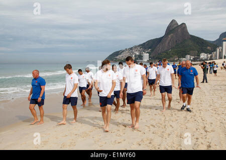 Rio de Janeiro, Brésil. 6 juin, 2014. Les joueurs de l'équipe nationale de football des Pays-Bas à pied sur la plage d'Ipanema à Rio de Janeiro, Brésil, le 6 juin 2014. L'équipe des Pays-Bas a volé en autour de 5:30 à l'aéroport international Tom Jobim, et par la suite a pris une courte promenade. Leurs débuts dans la coupe du monde sera le 13 juin contre l'Espagne. © Alex Ribeiro/AGENCIA ESTADO/Xinhua/Alamy Live News Banque D'Images