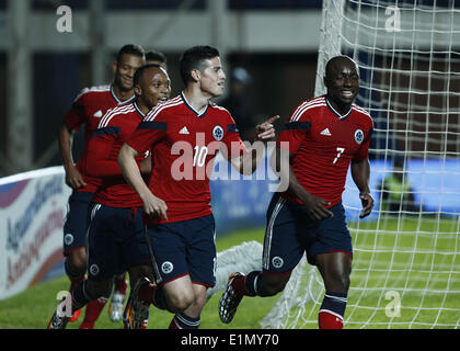 Buenos Aires, Argentine. 6 juin, 2014. La Colombie est James Rodriguez (2e R) et Pablo Armero (1e R) célèbre après avoir marqué contre la Jordanie pendant le match amical qui a eu lieu à Pedro Bidegain Stadium à Buenos Aires, capitale de l'Argentine, le 6 juin 2014. L'équipe de soccer national en Colombie Jordanie face avant leur participation à la Coupe du Monde de la FIFA. Credit : Santiago Pandolfi/Xinhua/Alamy Live News Banque D'Images