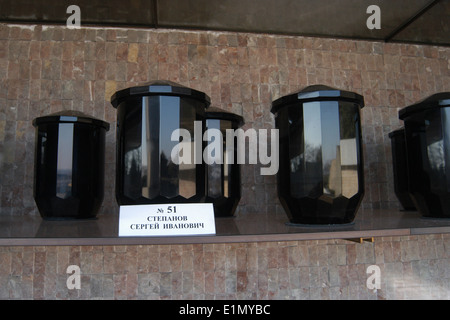 Des urnes funéraires en verre cristal de Bohème contenant les cendres d'officiers militaires soviétiques tombés lors de la Seconde Guerre mondiale, conservés sur le terrain de la guerre soviétique monument au cimetière central à Brno, République tchèque. Urne funéraire de l'Armée Rouge unterleutnant Sergey Stepanov, né 1919 à Stalingrad (Volgograd) région, la Russie, et tué à l'âge de 26 le 30 avril 1945, dans la bataille pour le village de Komin près de Brno en Moravie du Sud, de la Tchécoslovaquie, vu dans l'avant-plan. Banque D'Images