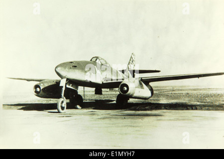 Le Messerschmitt me 262, connu sous le nom de Schwalbe ou « Swallow », a été le premier chasseur à réaction opérationnel dans le monde, développé par l'Allemagne pendant la seconde Guerre mondiale. Il a marqué un bond technologique important dans l'aviation militaire. Banque D'Images