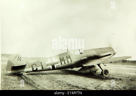 Le Messerschmitt BF 109F, connu sous le nom d'Emil, était l'un des chasseurs allemands les plus avancés de la seconde Guerre mondiale. Il a été largement utilisé par la Luftwaffe et a été crucial dans de nombreuses batailles aériennes pendant la guerre, connu pour sa vitesse et son agilité. Banque D'Images