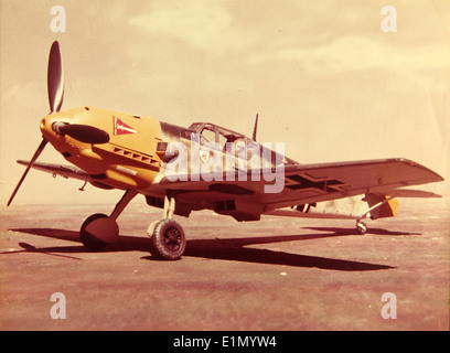 Le Messerschmitt Bf 109E, connu sous le nom de « Emil », était une variante de la série Bf 109 utilisée par la Luftwaffe pendant la première Guerre mondiale. Le Bf 109E était connu pour sa vitesse, son agilité et son efficacité au combat, en particulier pendant la bataille de France et la bataille d'Angleterre. Banque D'Images