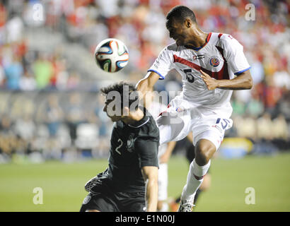 Chester, Pennsylvanie, USA. 6 juin, 2014. Costa Rica player, JUNIOR DIAZ (15) en action contre l'Irlande, Stephen Kelly (2) au cours de la liberté Cup match tenu au PPL Park de Chester Pa Credit : Ricky Fitchett/ZUMAPRESS.com/Alamy Live News Banque D'Images