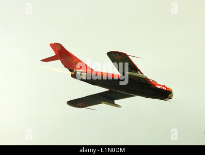 Le MiG-17 Fresco, propulsé par le moteur Klimov VK-1, est un avion de construction soviétique avec des variantes comme le MiG-17F et le Lim-5. Ce modèle particulier, piloté par Bill Reesman, présente le post-brûleur de l'avion en vol. Le MiG-17 a été utilisé pour l'aviation militaire par divers pays, dont la Pologne (PZL-Mielec). Banque D'Images